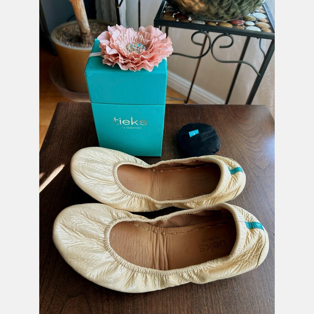 TIEKS Biscotti or Cream Patent Leather Flat SZ 8 with box